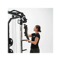 Force USA G6 Jammer Arms an einem All-In-One Trainer, bereit für intensive Kraftübungen.