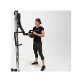 Force USA G6 Jammer Arms an einem All-In-One Trainer, bereit für intensive Kraftübungen.