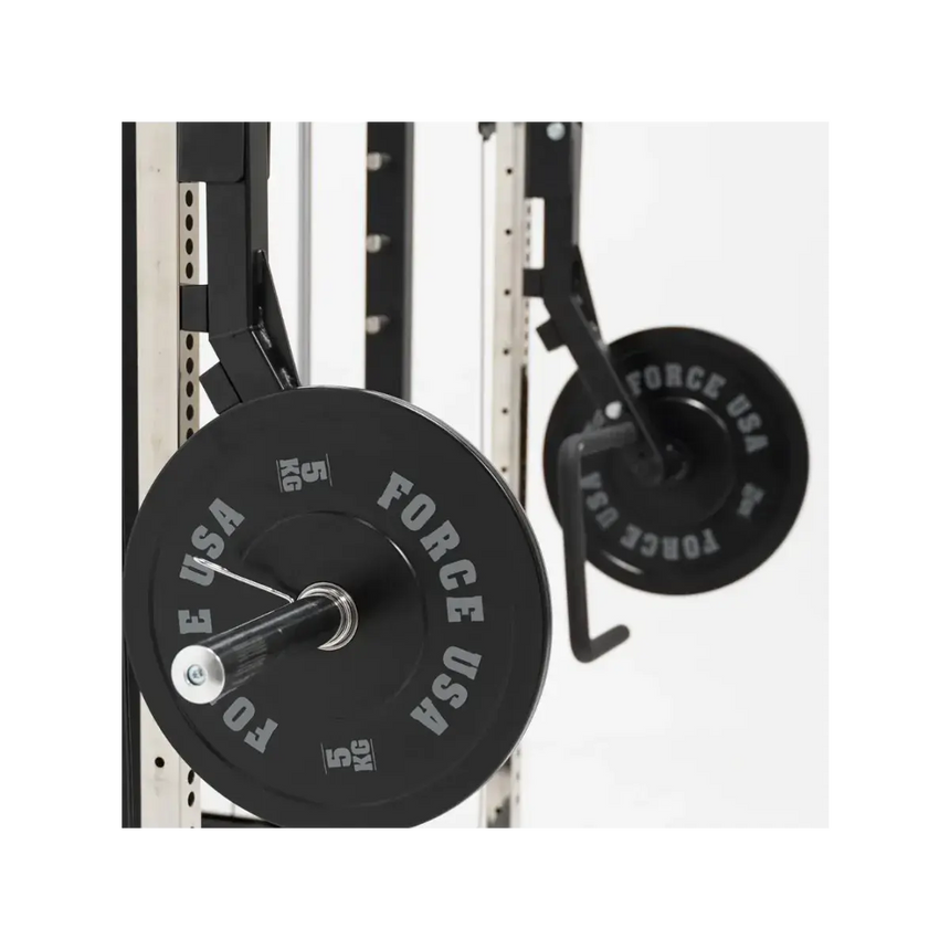 Force USA G6 Jammer Arms an einem All-In-One Trainer, bereit für intensive Kraftübungen.