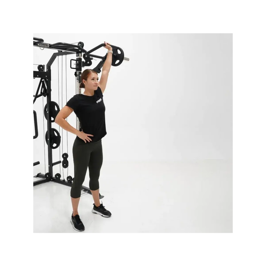 Force USA G6 Jammer Arms an einem All-In-One Trainer, bereit für intensive Kraftübungen.
